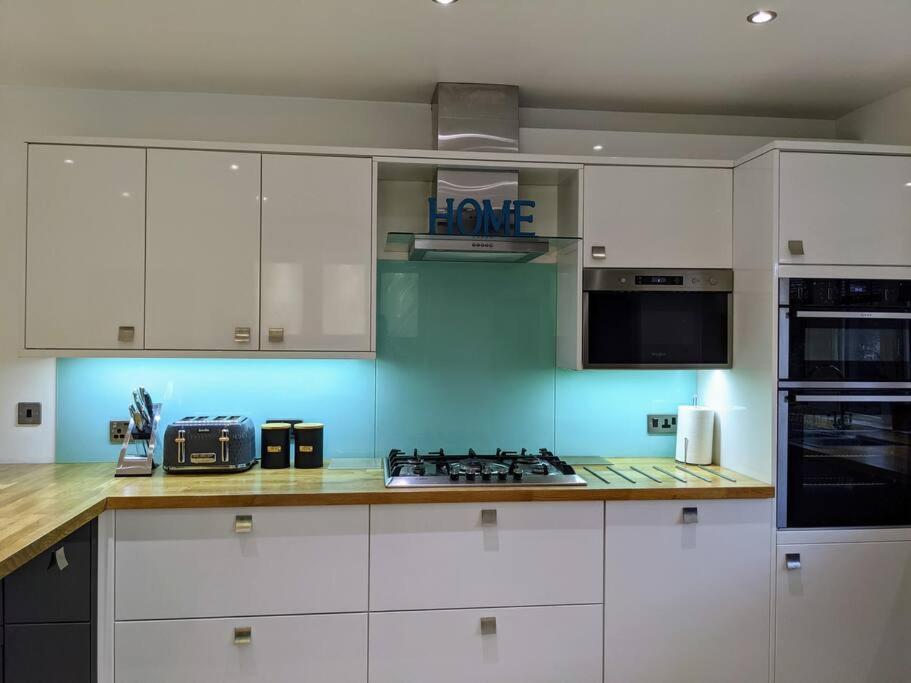 Detached 4 Bedroom Luxury Home ฮาลิแฟกซ์ ภายนอก รูปภาพ
